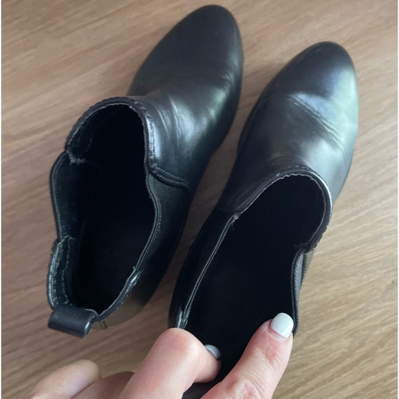 Woman’s black booties - Picture 5 of 6